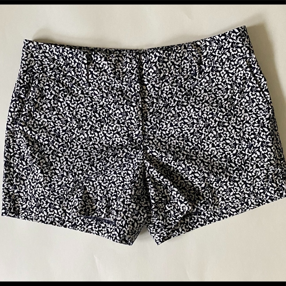 Ann Taylor Petite Signature Women’s Dark Blue and White Floral Shorts Size 6P